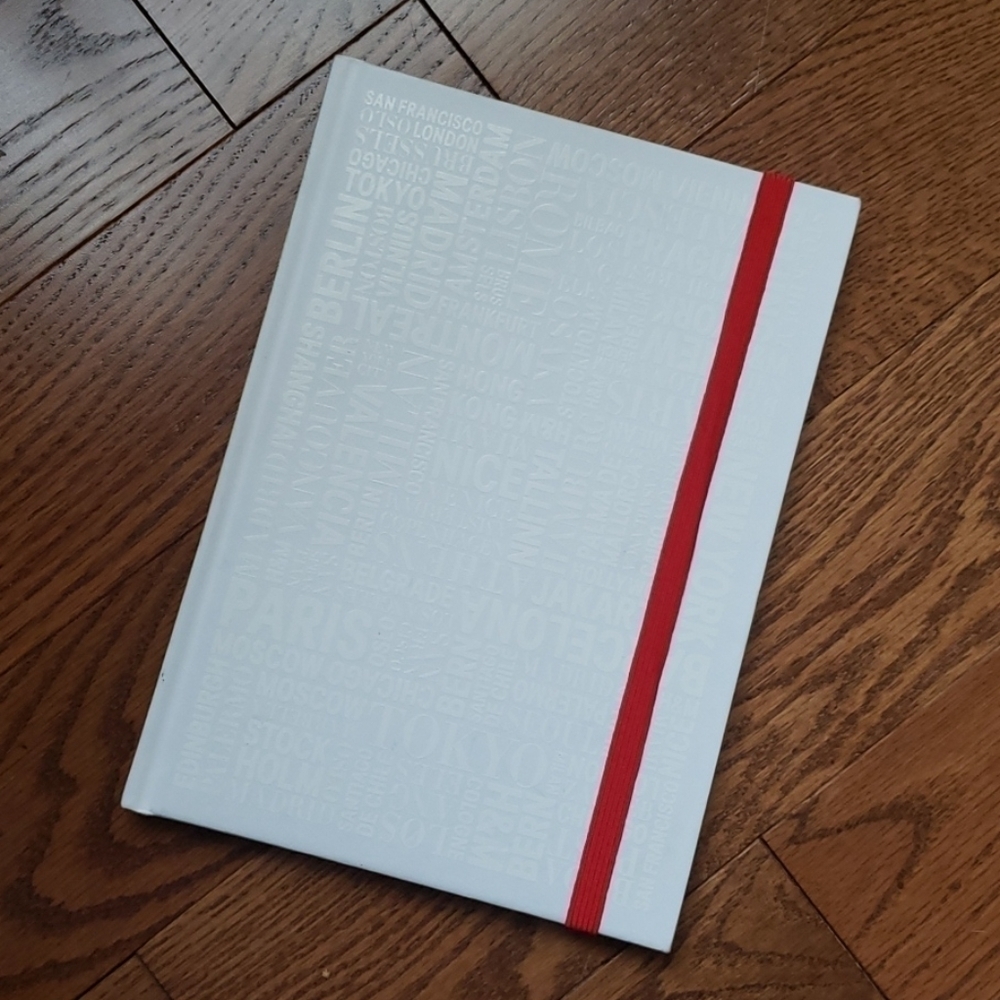 𝅺white travel journal.
